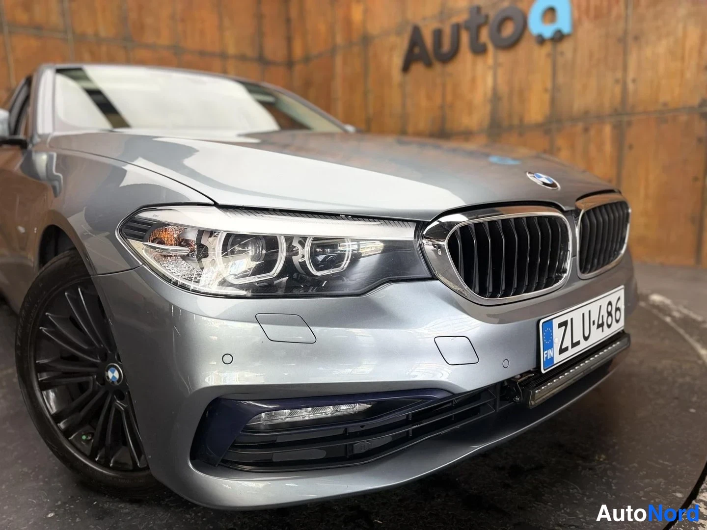 Harmaa BMW 520d xDrive 2018, etuviisto, keula oikealle, kuva 6