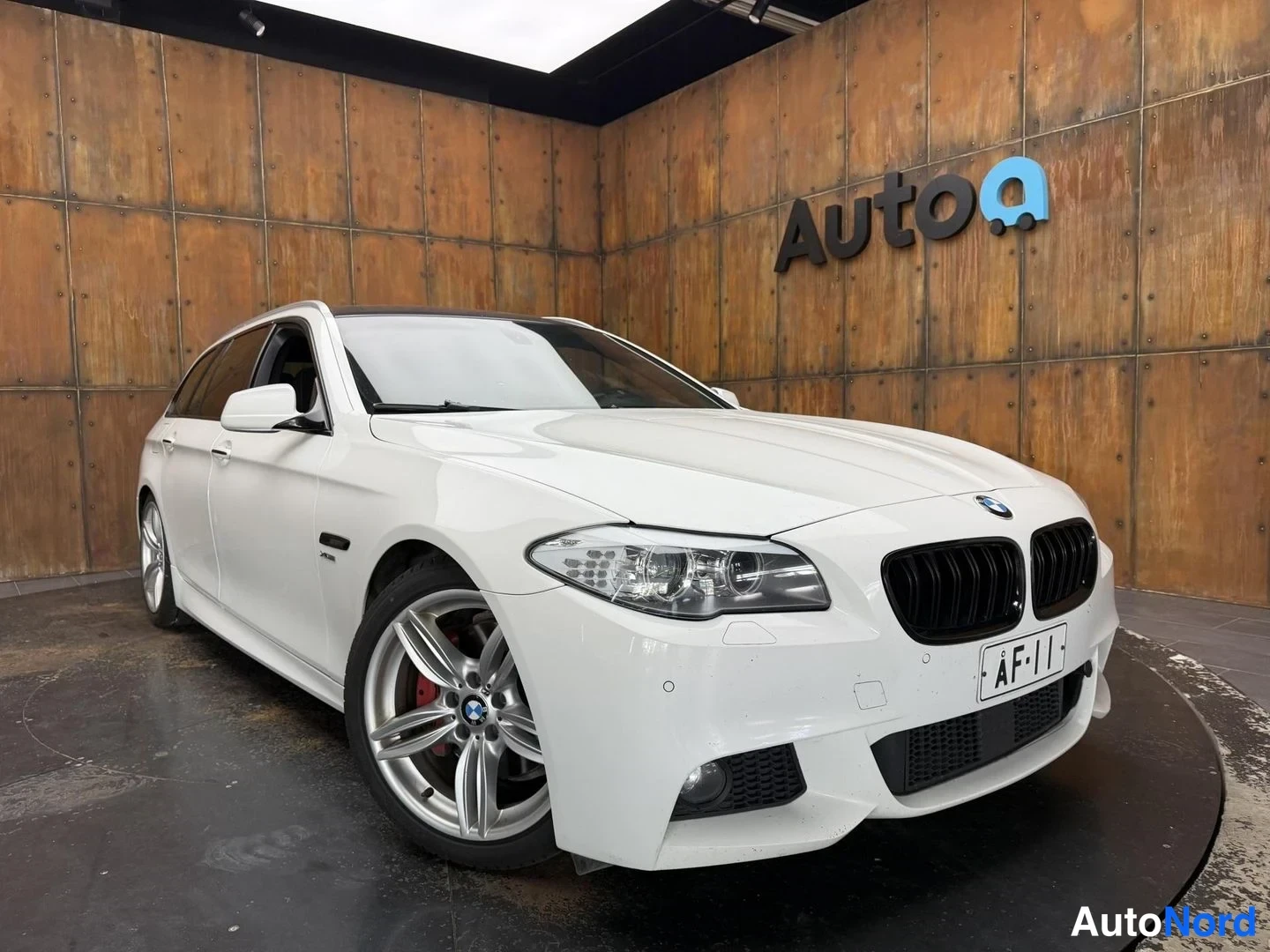 Valkoinen BMW 525d xDrive 2011, etuviisto, keula oikealle, kuva 3