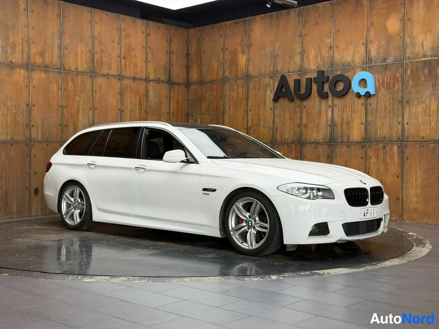 Valkoinen BMW 525d xDrive 2011, etuviisto, keula oikealle, kuva 4