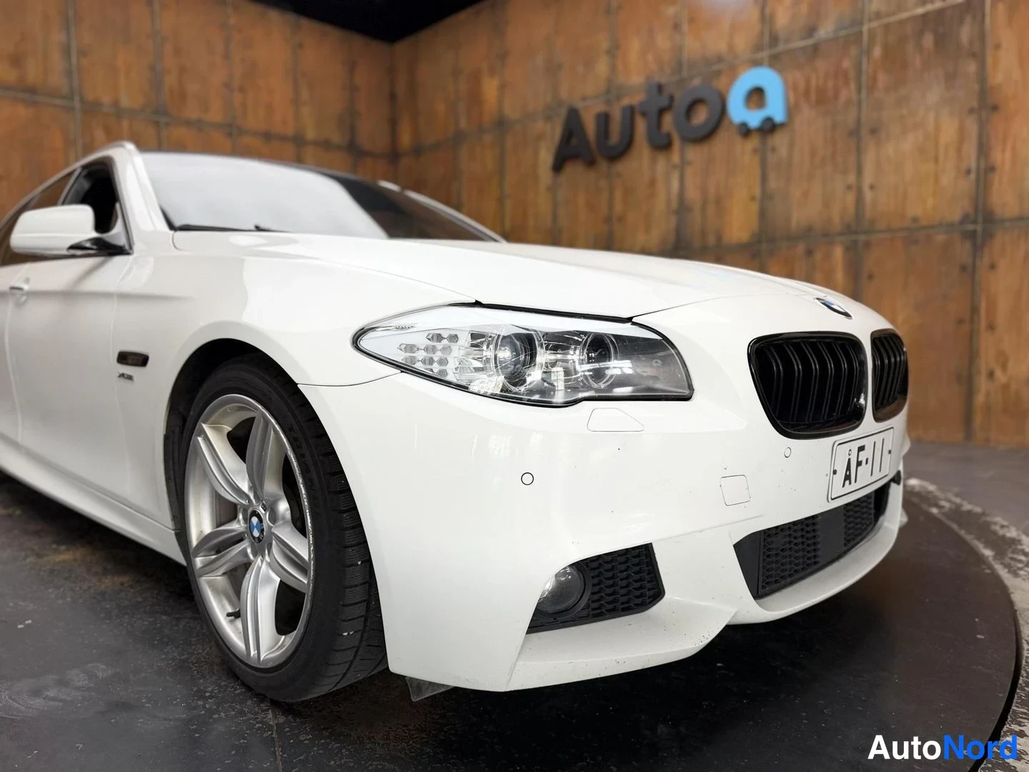 Valkoinen BMW 525d xDrive 2011, etuviisto, keula oikealle, kuva 5
