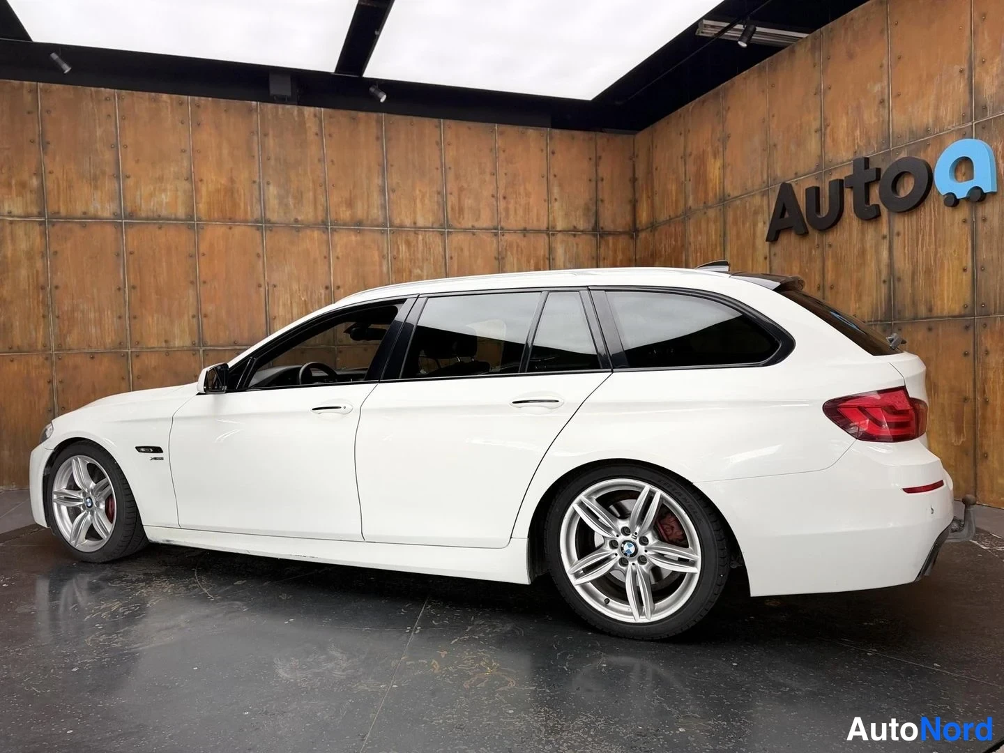 Valkoinen BMW 525d xDrive 2011, takaviisto, kuva 13