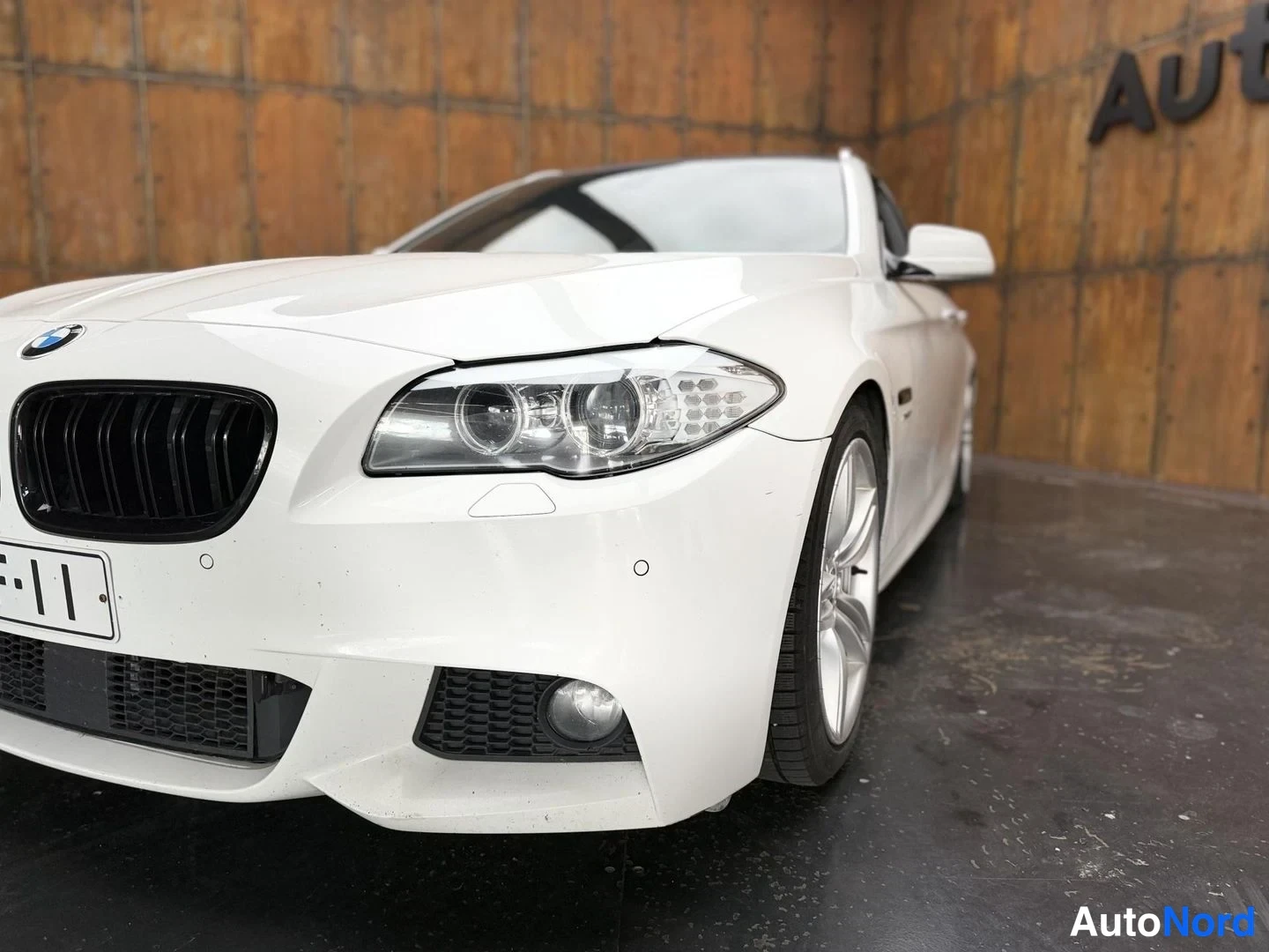 Valkoinen BMW 525d xDrive 2011, etuviisto, keula vasemmalle, kuva 2