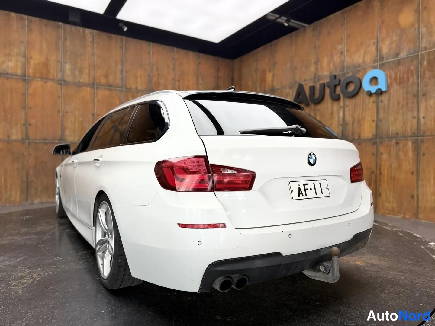 Valkoinen BMW 525d xDrive 2011, takaviisto, kuva 9