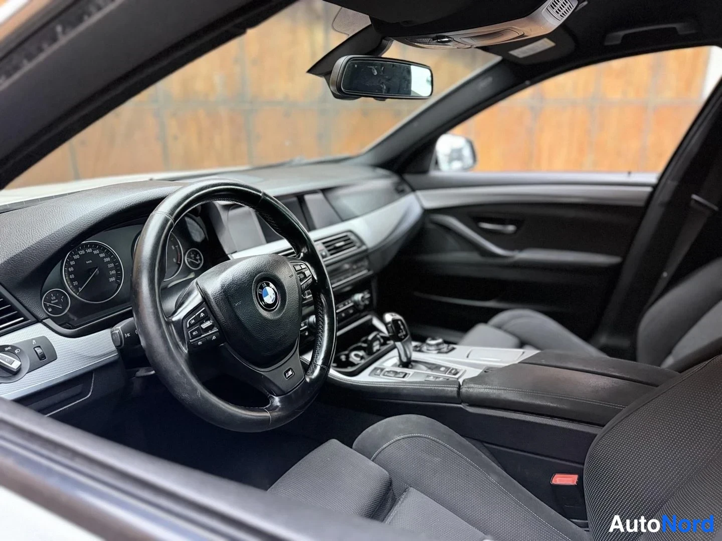 Valkoinen BMW 525d xDrive 2011, ohjaamo, kuva 17