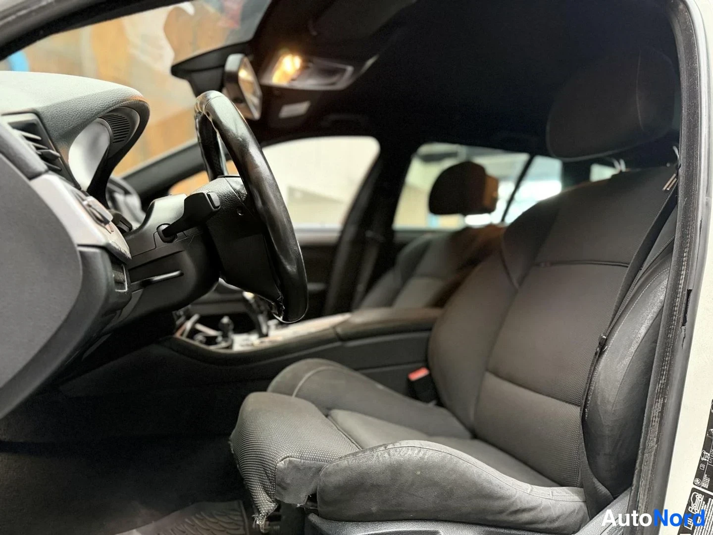 Valkoinen BMW 525d xDrive 2011, etuistuimet, kuva 18