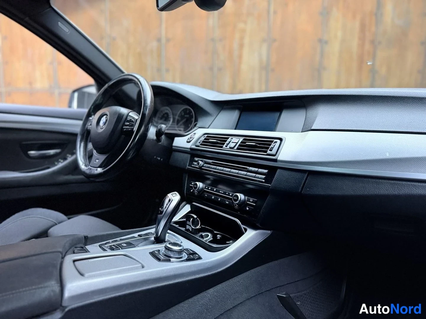 Valkoinen BMW 525d xDrive 2011, ohjaamo, kuva 16