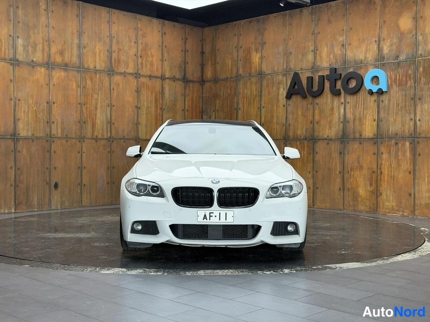 Valkoinen BMW 525d xDrive 2011, edestä, kuva 6
