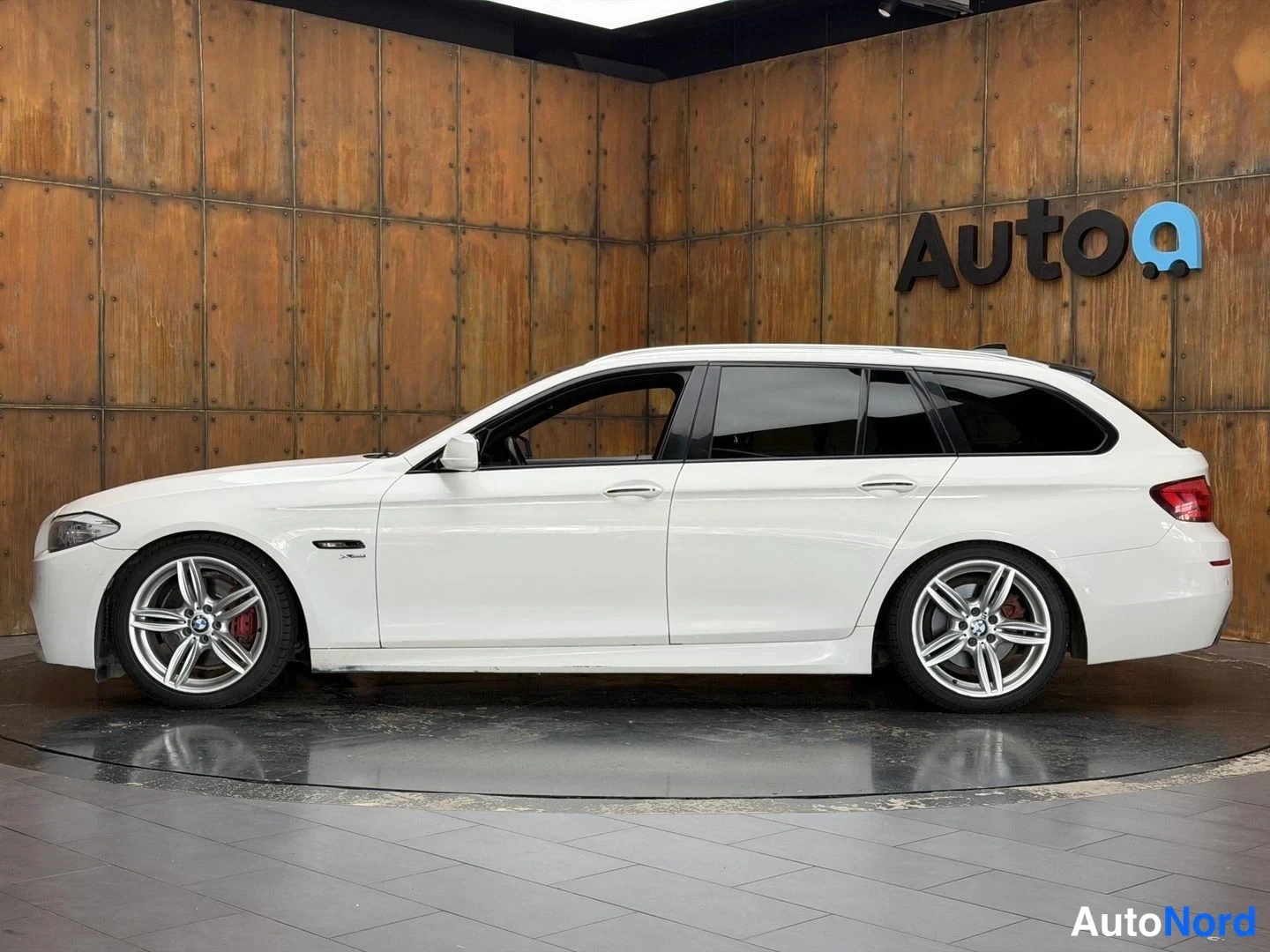 Valkoinen BMW 525d xDrive 2011, takaviisto, kuva 10