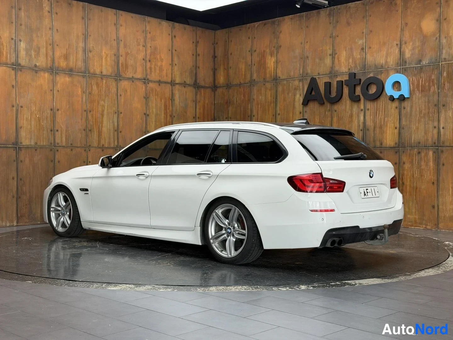 Valkoinen BMW 525d xDrive 2011, takaviisto, kuva 11