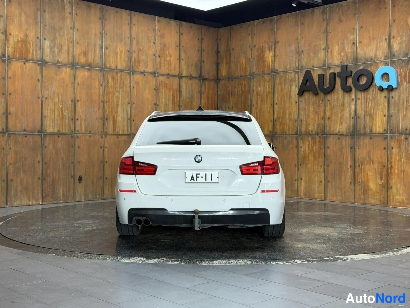 Valkoinen BMW 525d xDrive 2011, takaa, kuva 14