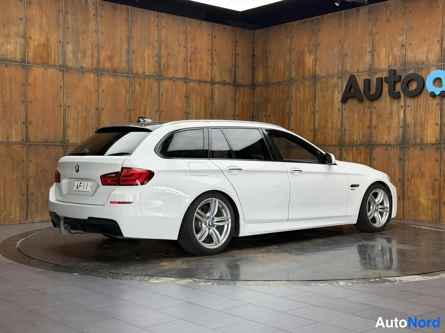 Valkoinen BMW 525d xDrive 2011, takaviisto, kuva 8