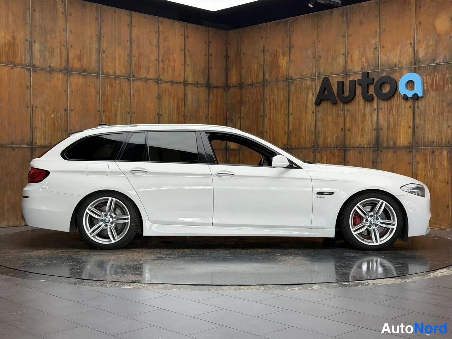 Valkoinen BMW 525d xDrive 2011, sivulta, kuva 7