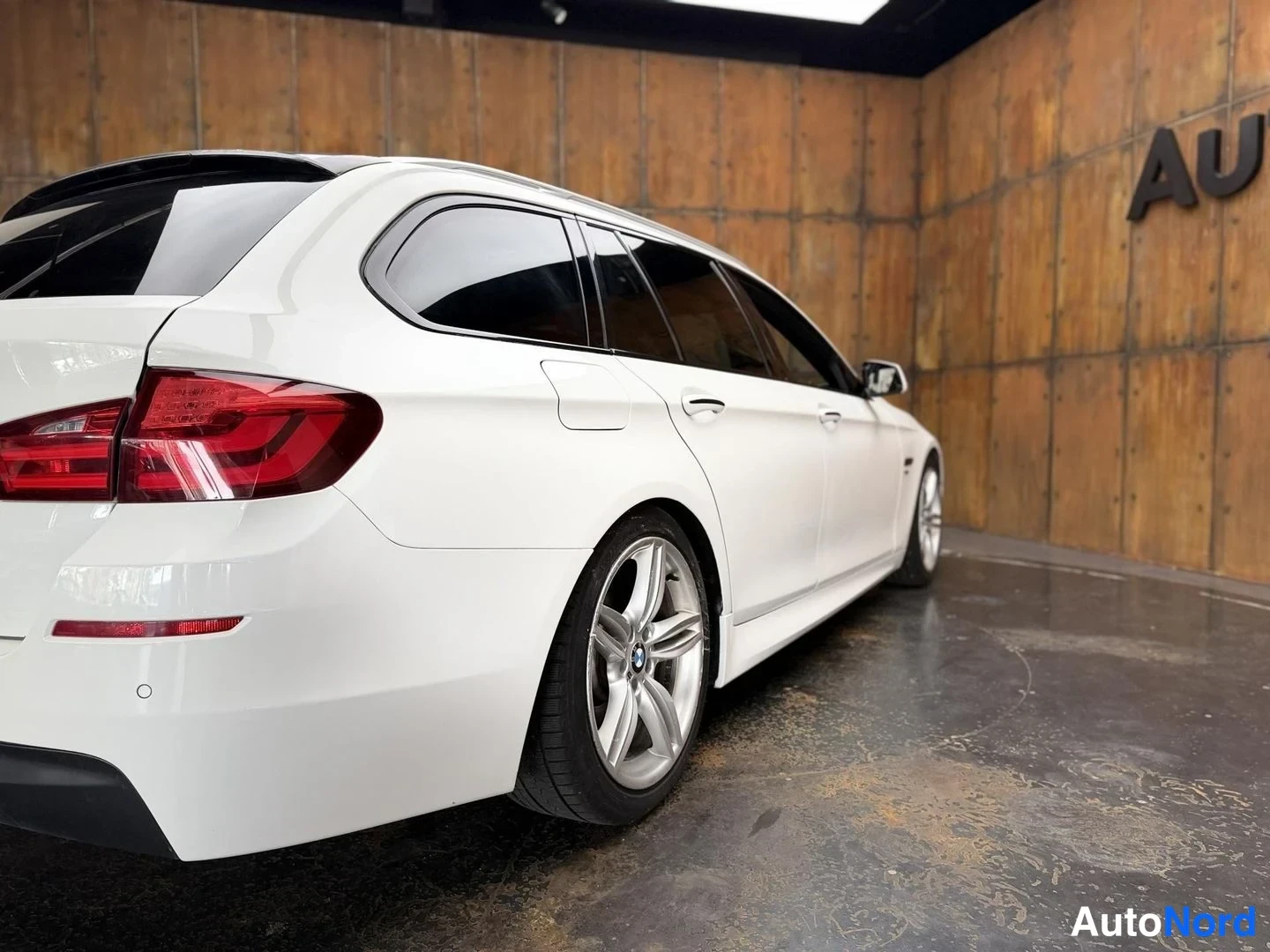 Valkoinen BMW 525d xDrive 2011, takaviisto, kuva 12