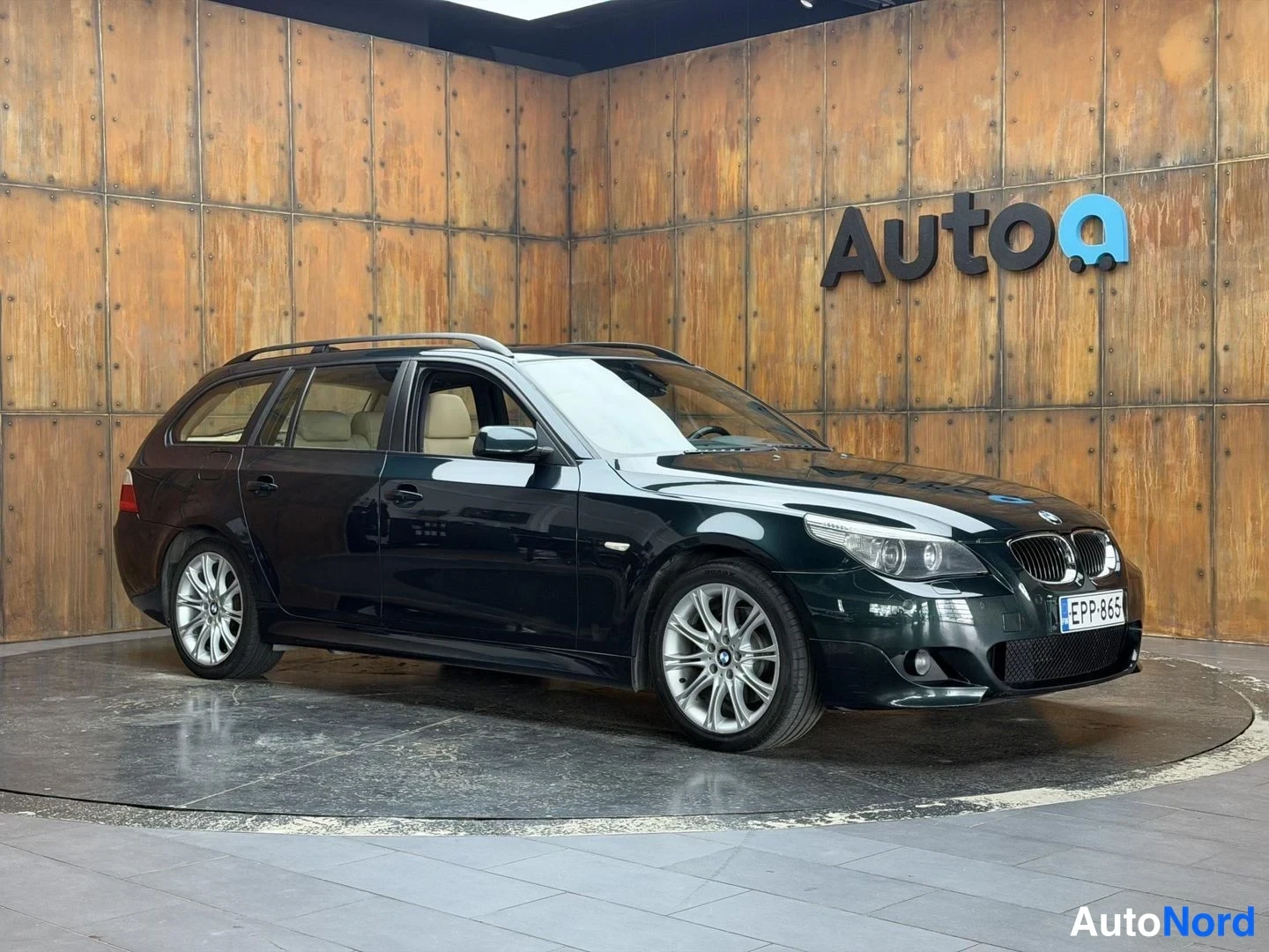 Vihreä BMW 530i xDrive 2006, etuviisto, keula oikealle, kuva 4