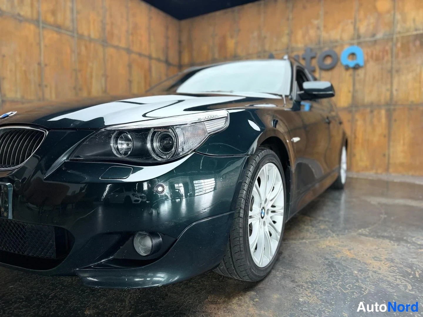 Vihreä BMW 530i xDrive 2006, etuviisto, keula vasemmalle, kuva 3