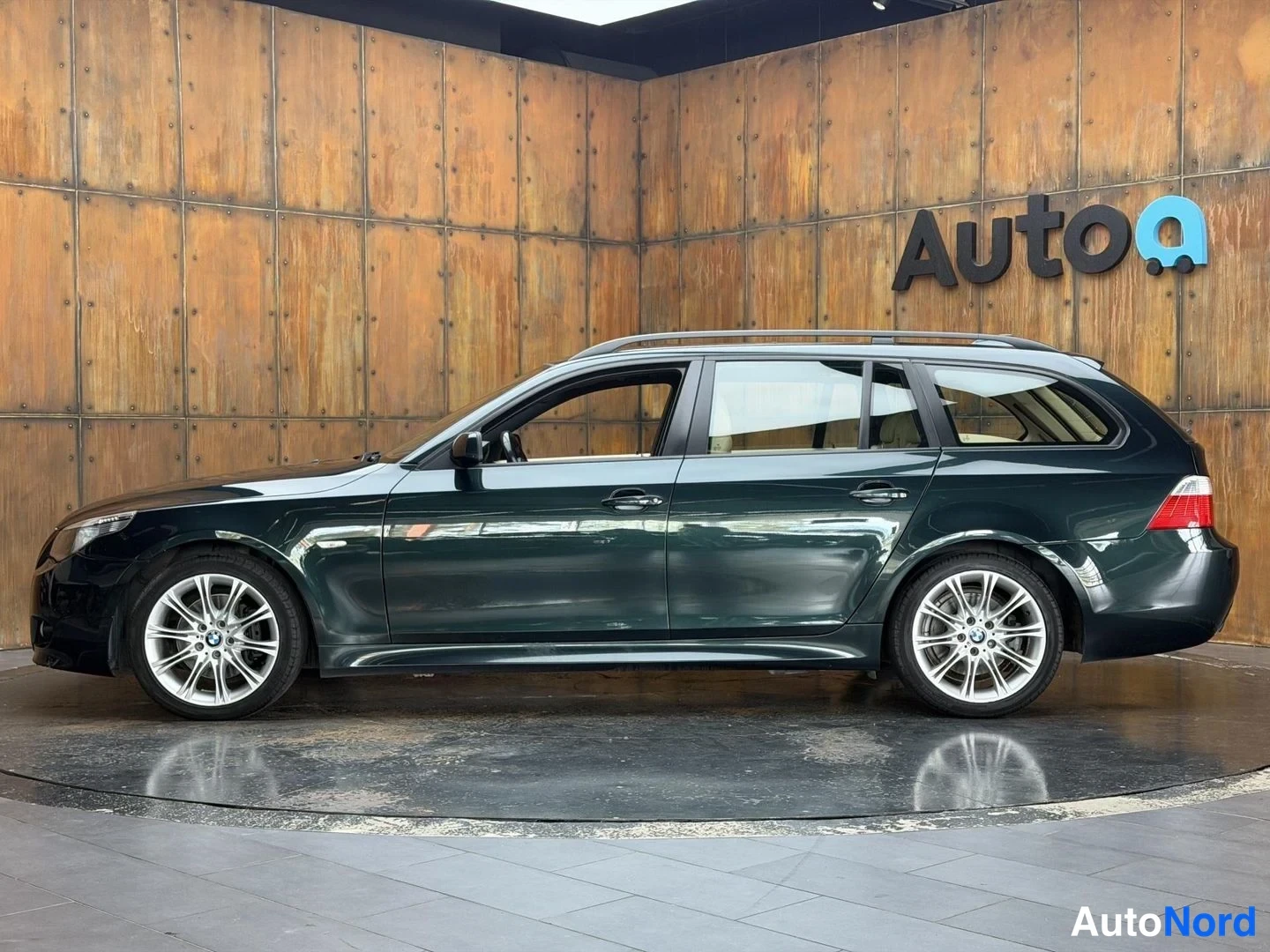 Vihreä BMW 530i xDrive 2006, etuviisto, keula vasemmalle, kuva 2