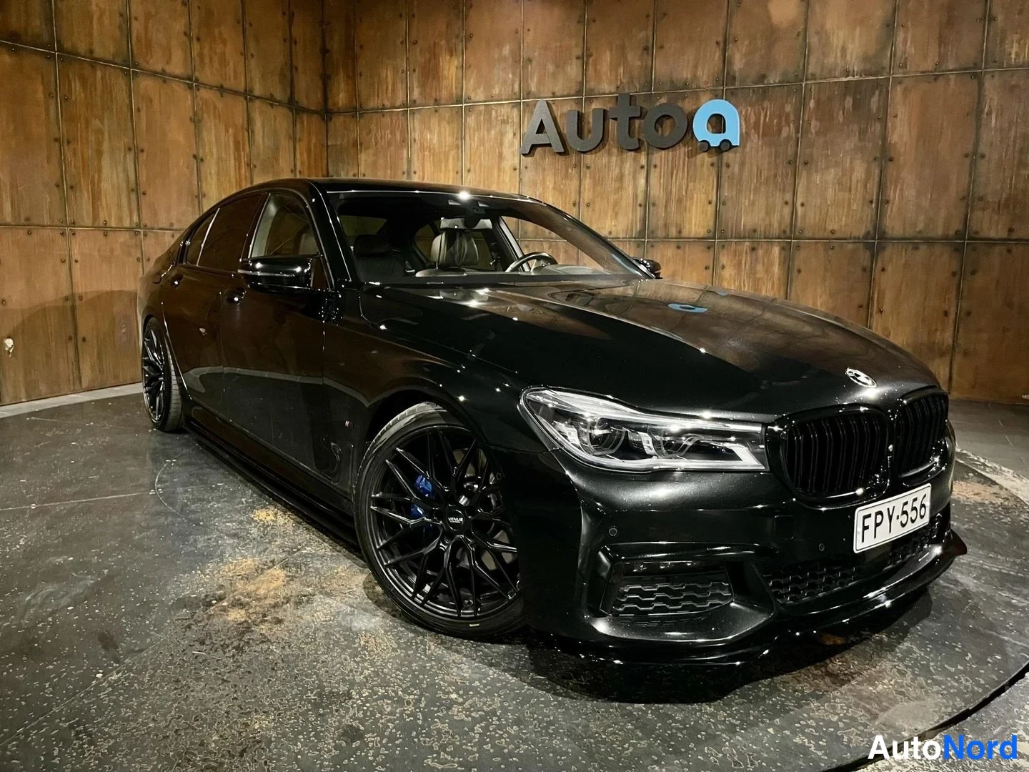 Musta BMW 740e 2017, etuviisto, keula vasemmalle, kuva 2