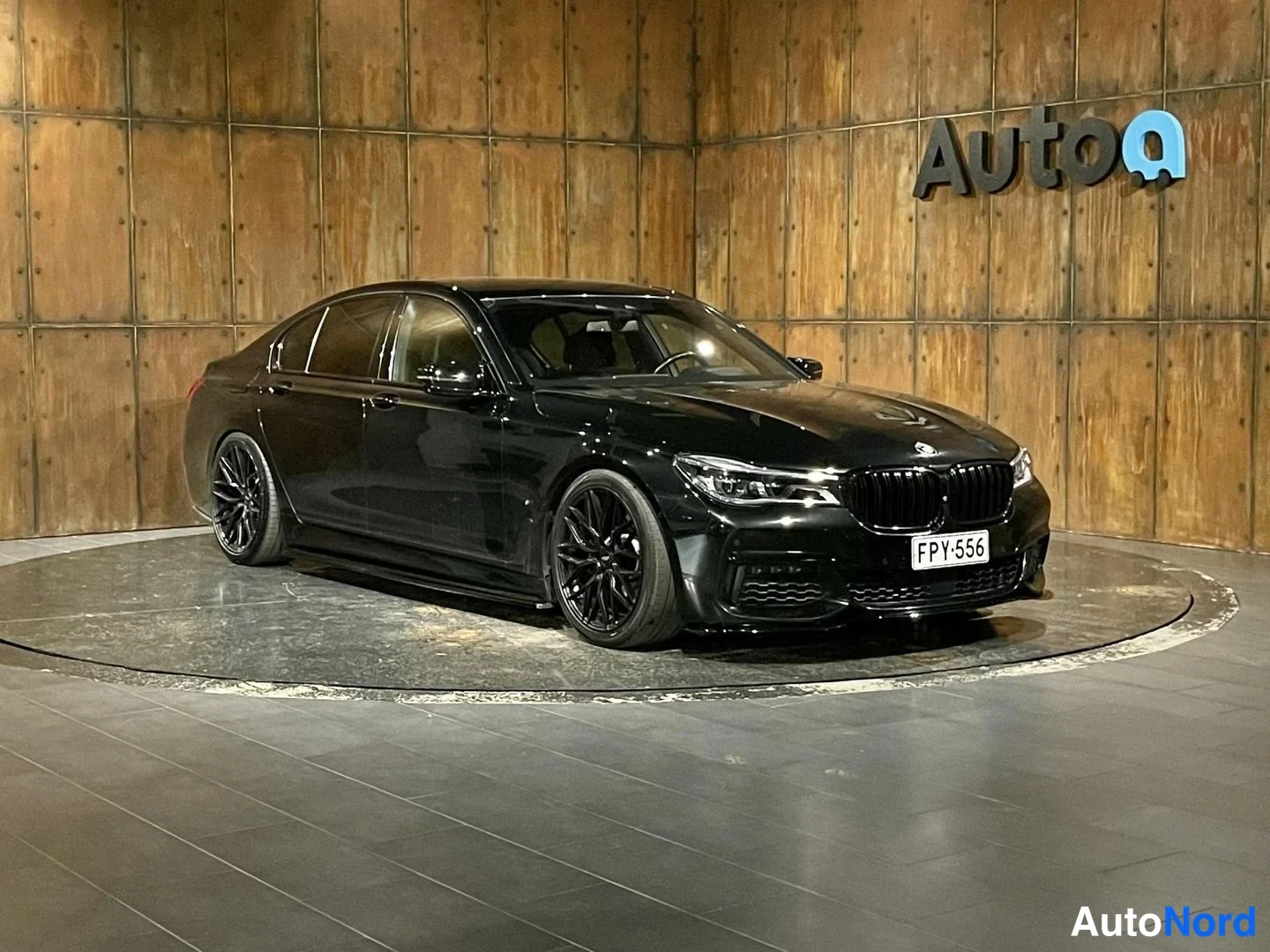 Musta BMW 740e 2017, etuviisto, keula vasemmalle, kuva 6
