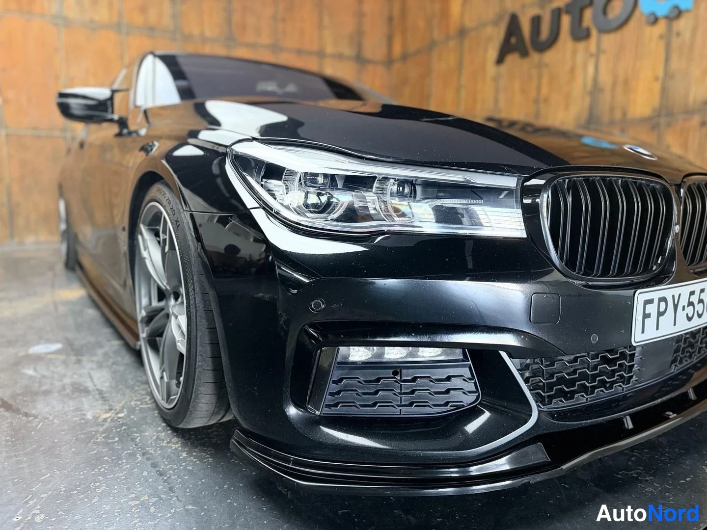 Musta BMW 740e 2017, edestä, kuva 11