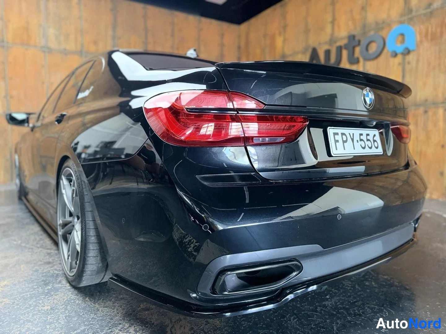 Musta BMW 740e 2017, takaa, kuva 21