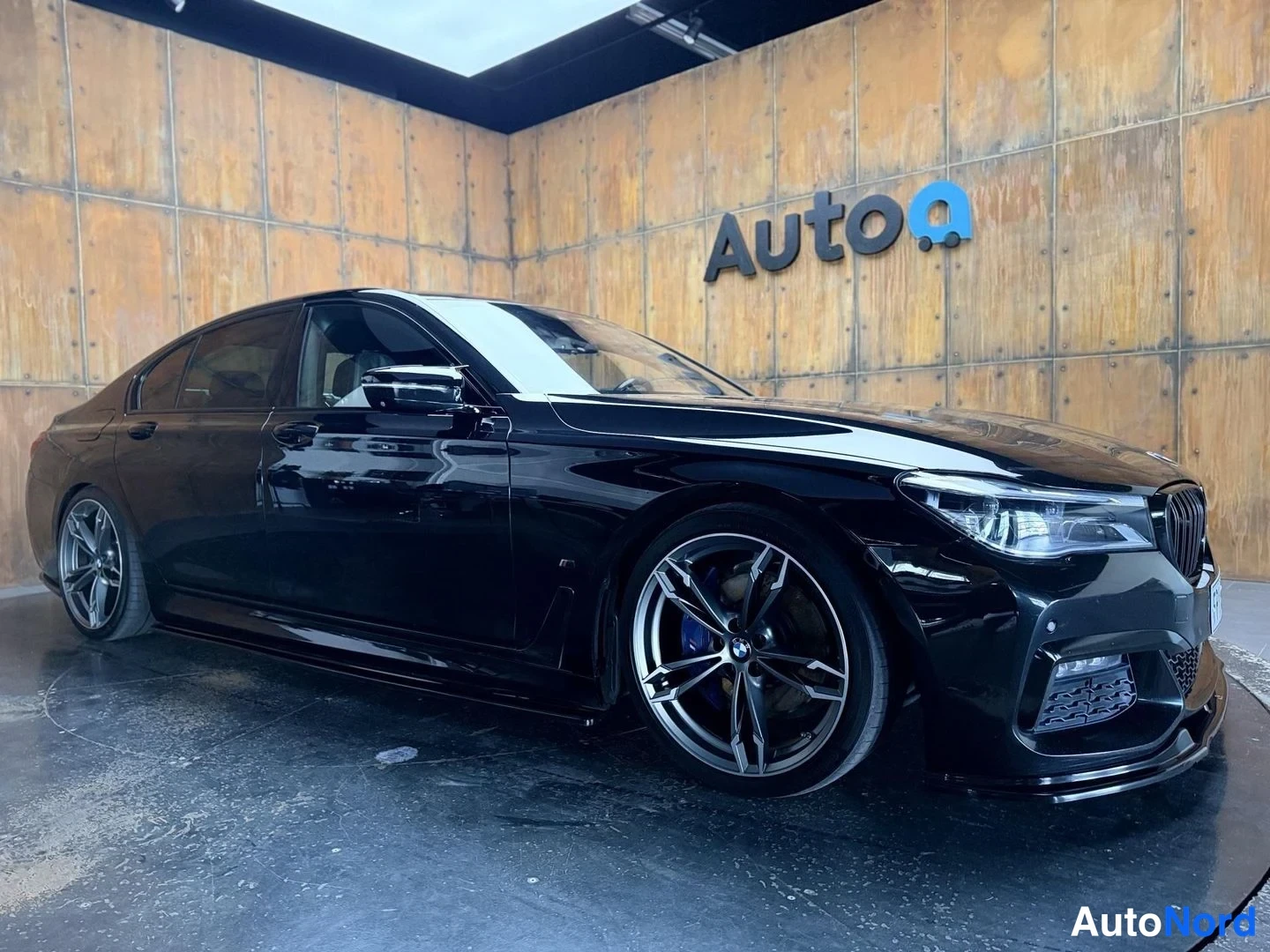 Musta BMW 740e 2017, etuviisto, keula oikealle, kuva 8