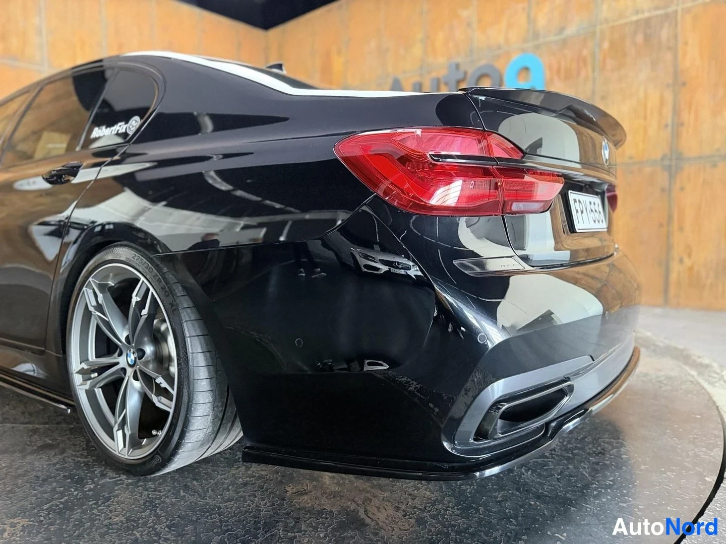 Musta BMW 740e 2017, takaviisto, kuva 16