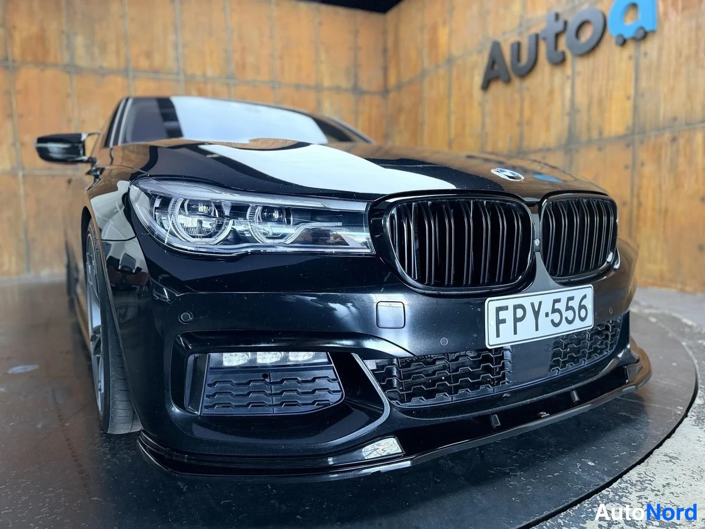 Musta BMW 740e 2017, etuviisto, keula oikealle, kuva 9