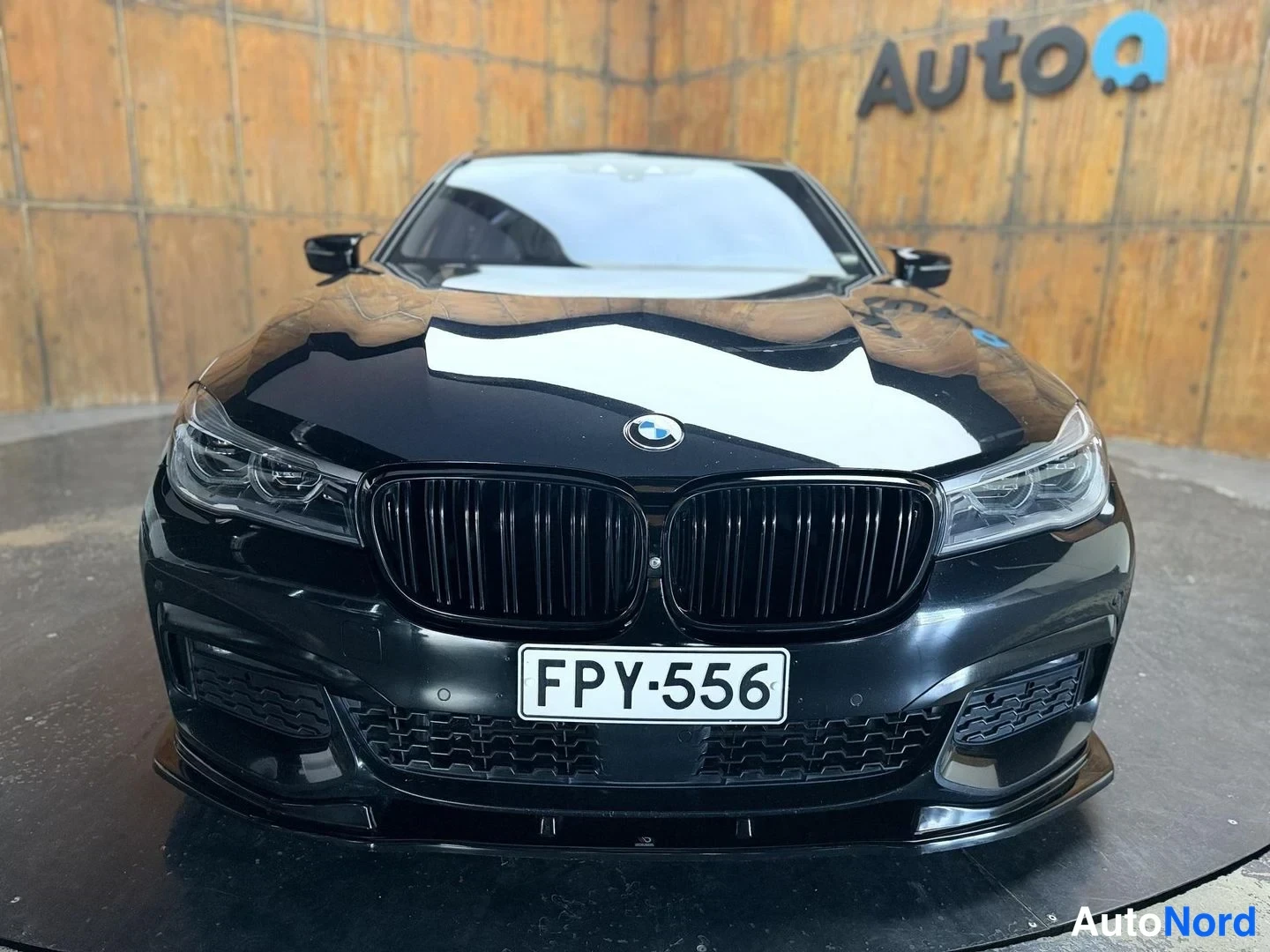 Musta BMW 740e 2017, edestä, kuva 10
