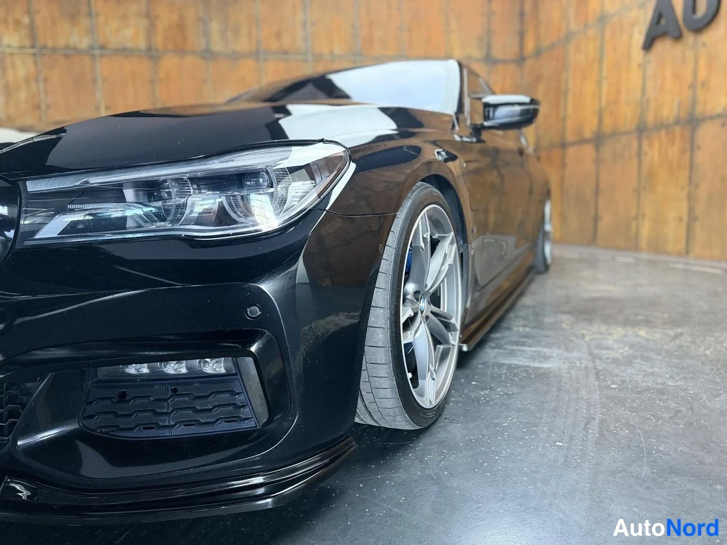 Musta BMW 740e 2017, etuviisto, keula vasemmalle, kuva 5