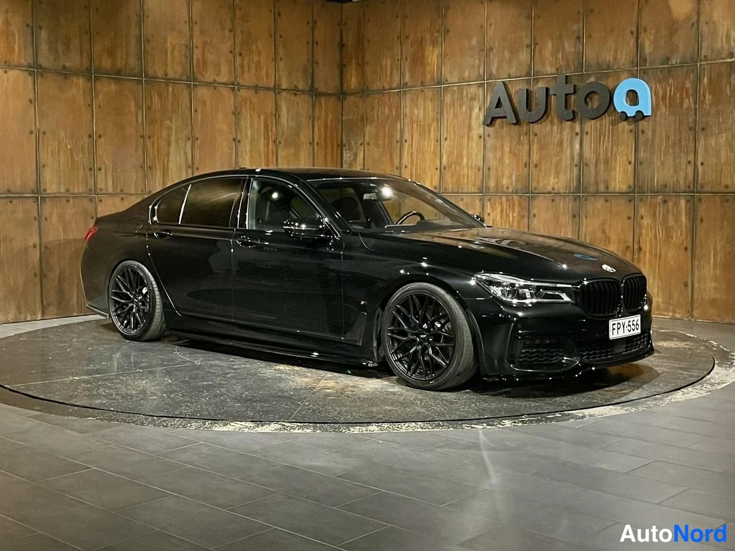 Musta BMW 740e 2017, etuviisto, keula vasemmalle, kuva 7