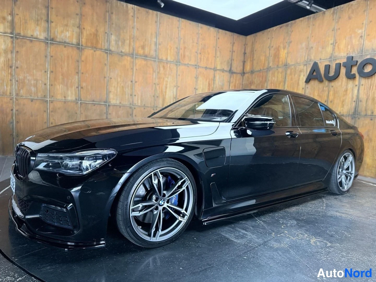 Musta BMW 740e 2017, etuviisto, keula vasemmalle, kuva 3