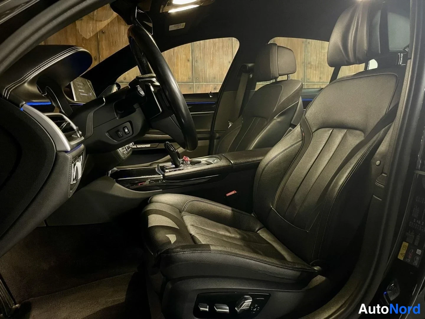 Musta BMW 740e 2017, etuistuimet, kuva 24