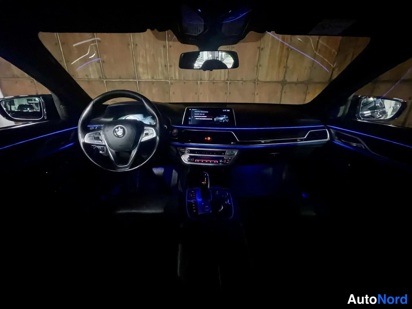 Musta BMW 740e 2017, ohjaamo, kuva 22