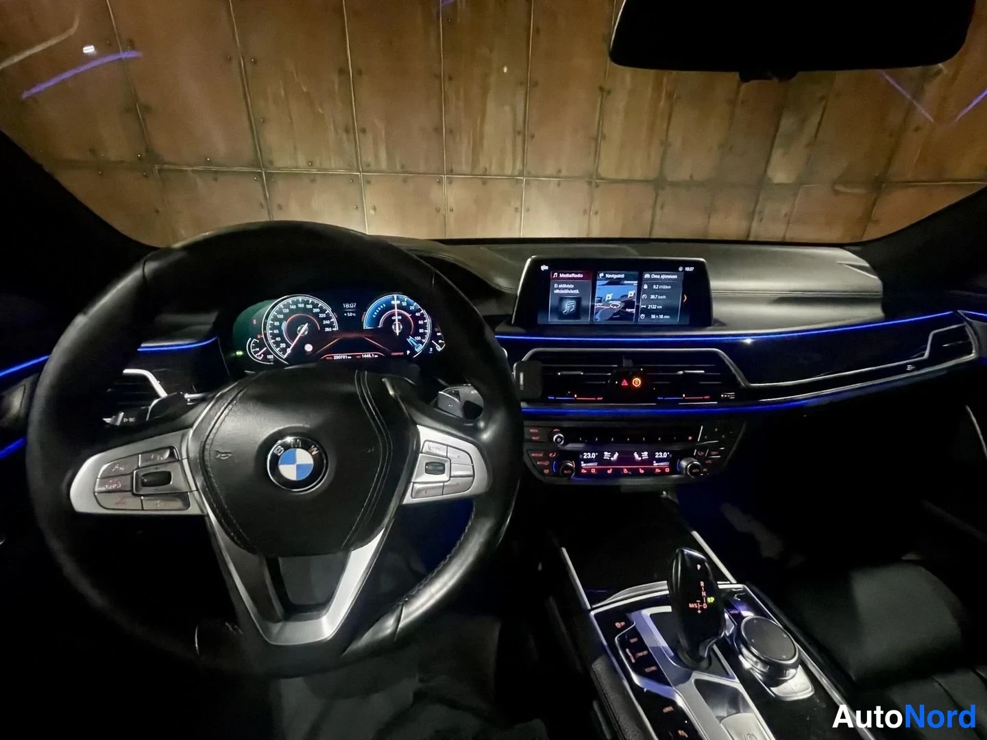 Musta BMW 740e 2017, ohjaamo, kuva 23
