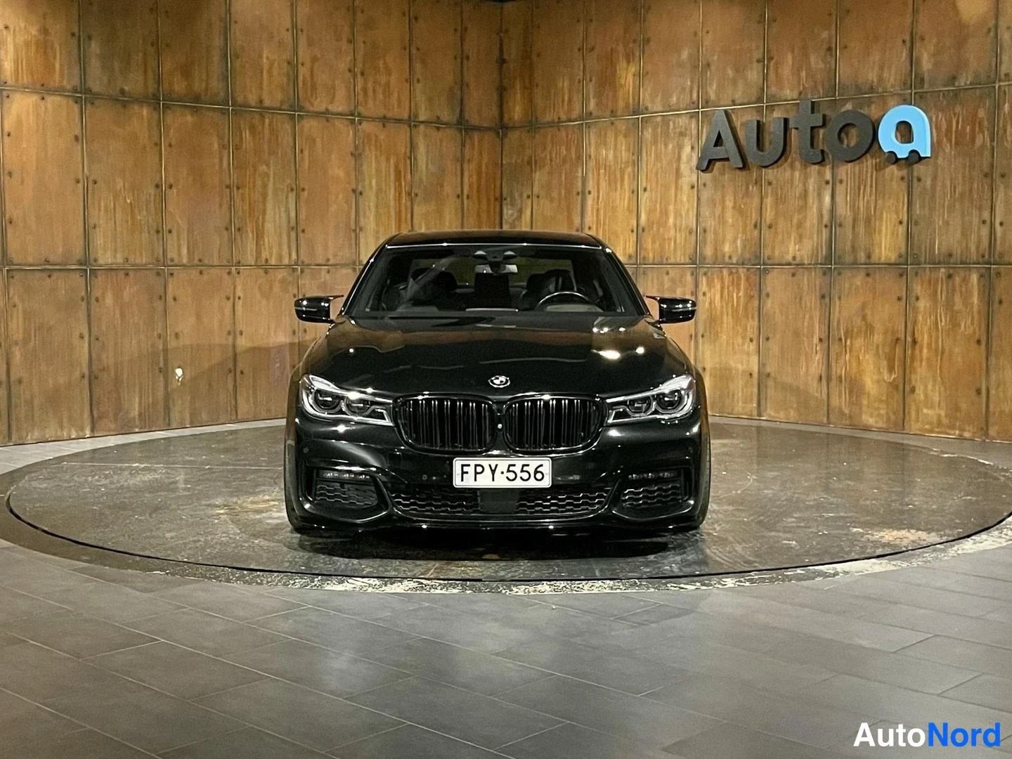 Musta BMW 740e 2017, edestä, kuva 12