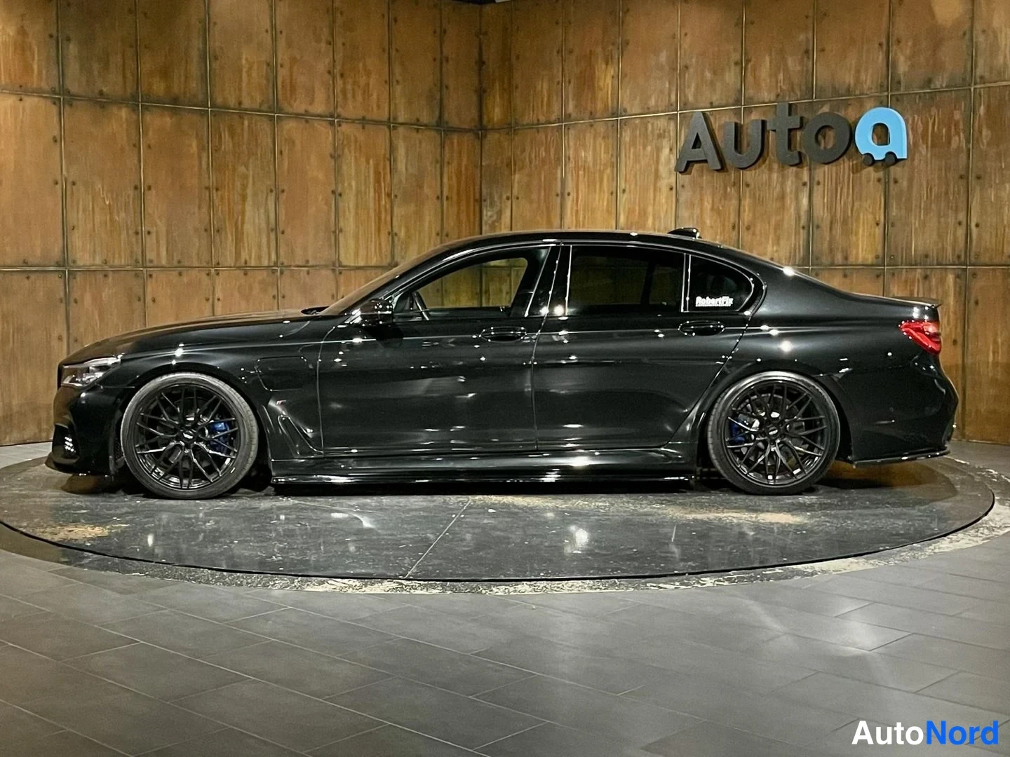 Musta BMW 740e 2017, etuviisto, keula vasemmalle, kuva 4