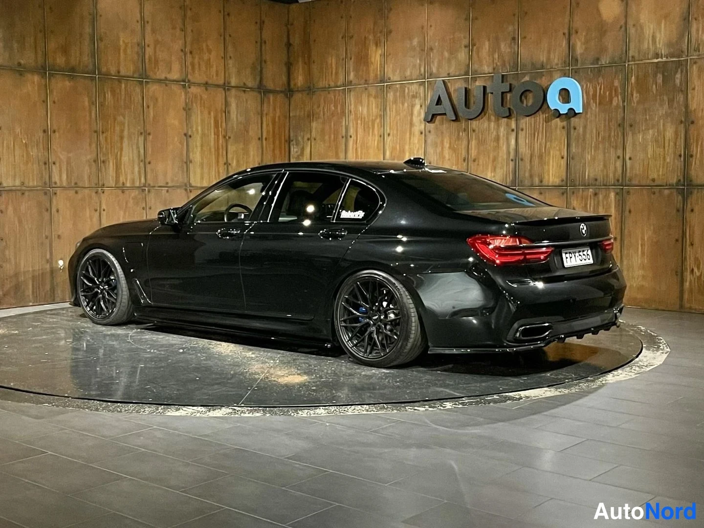 Musta BMW 740e 2017, takaviisto, kuva 15
