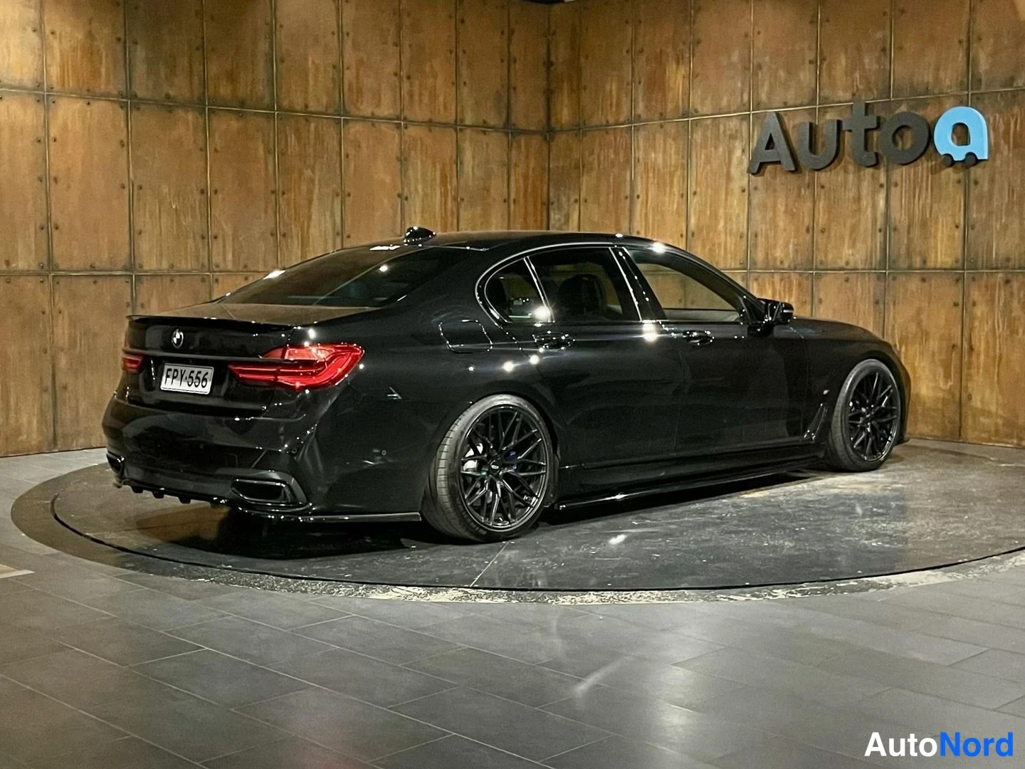 Musta BMW 740e 2017, takaviisto, kuva 14