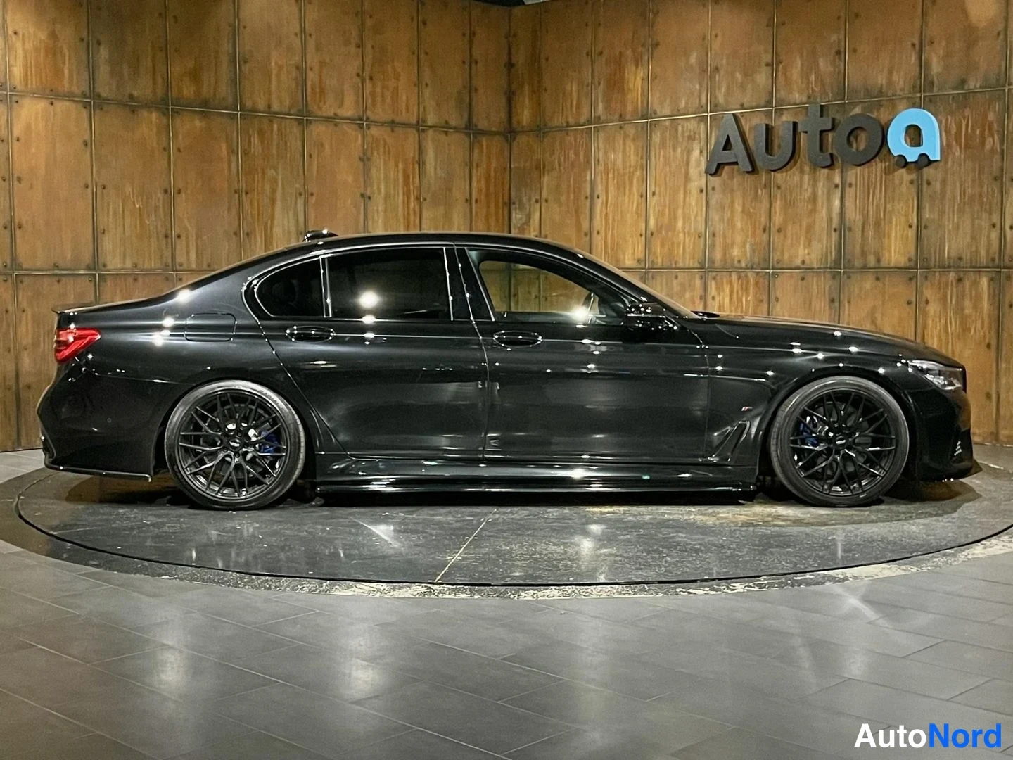 Musta BMW 740e 2017, sivulta, kuva 13