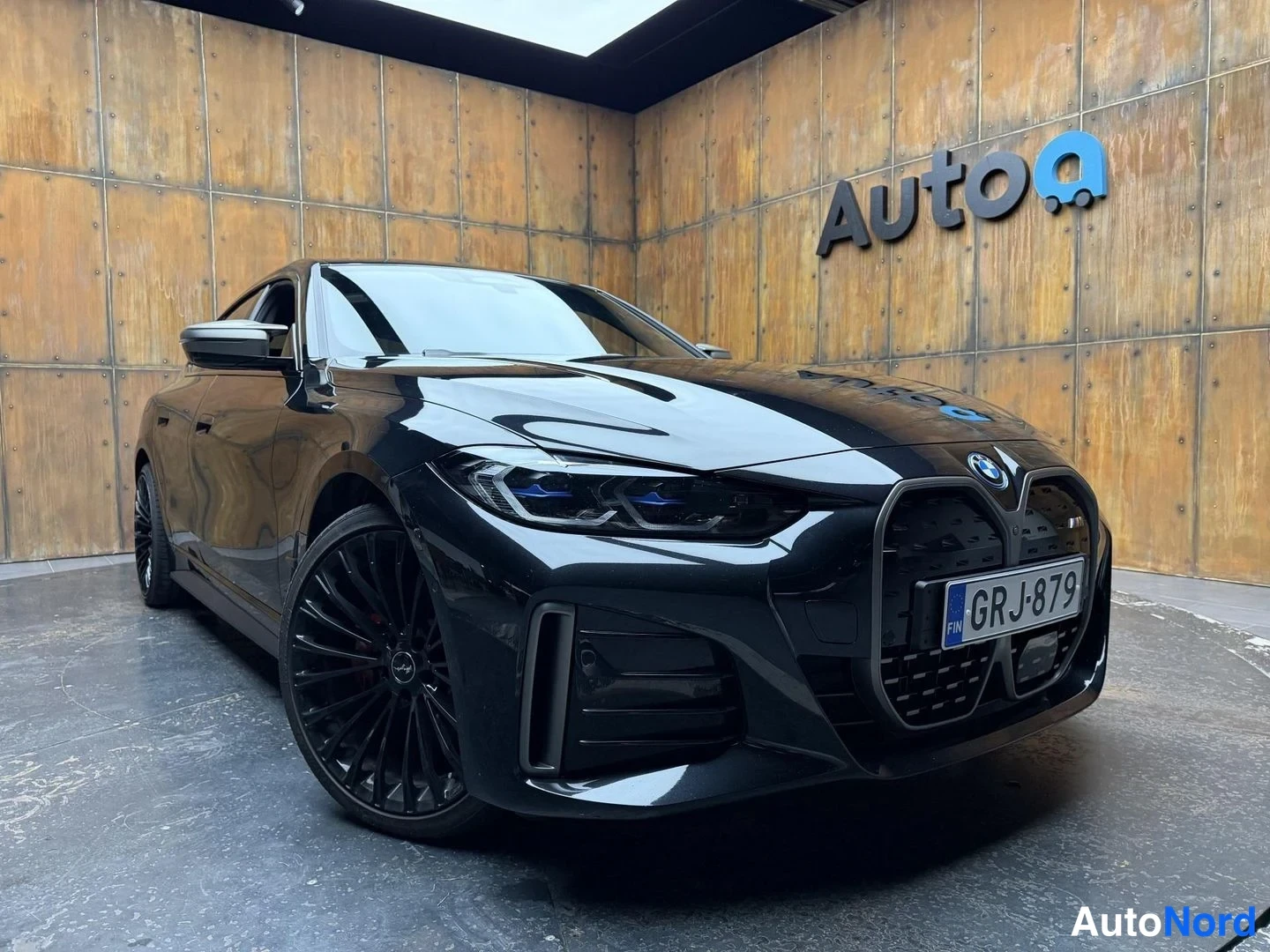 Musta BMW i4 2022, etuviisto, keula oikealle, kuva 4