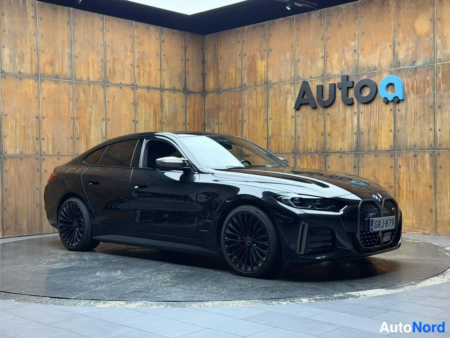 Musta BMW i4 2022, etuviisto, keula oikealle, kuva 5