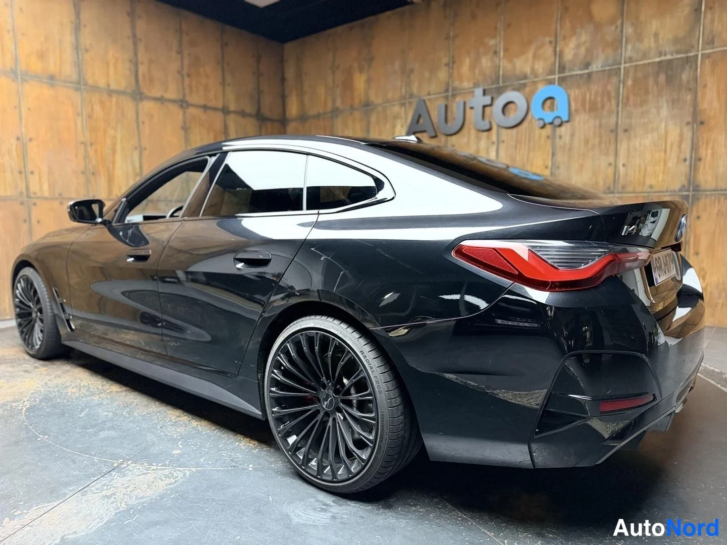 Musta BMW i4 2022, takaviisto, kuva 13