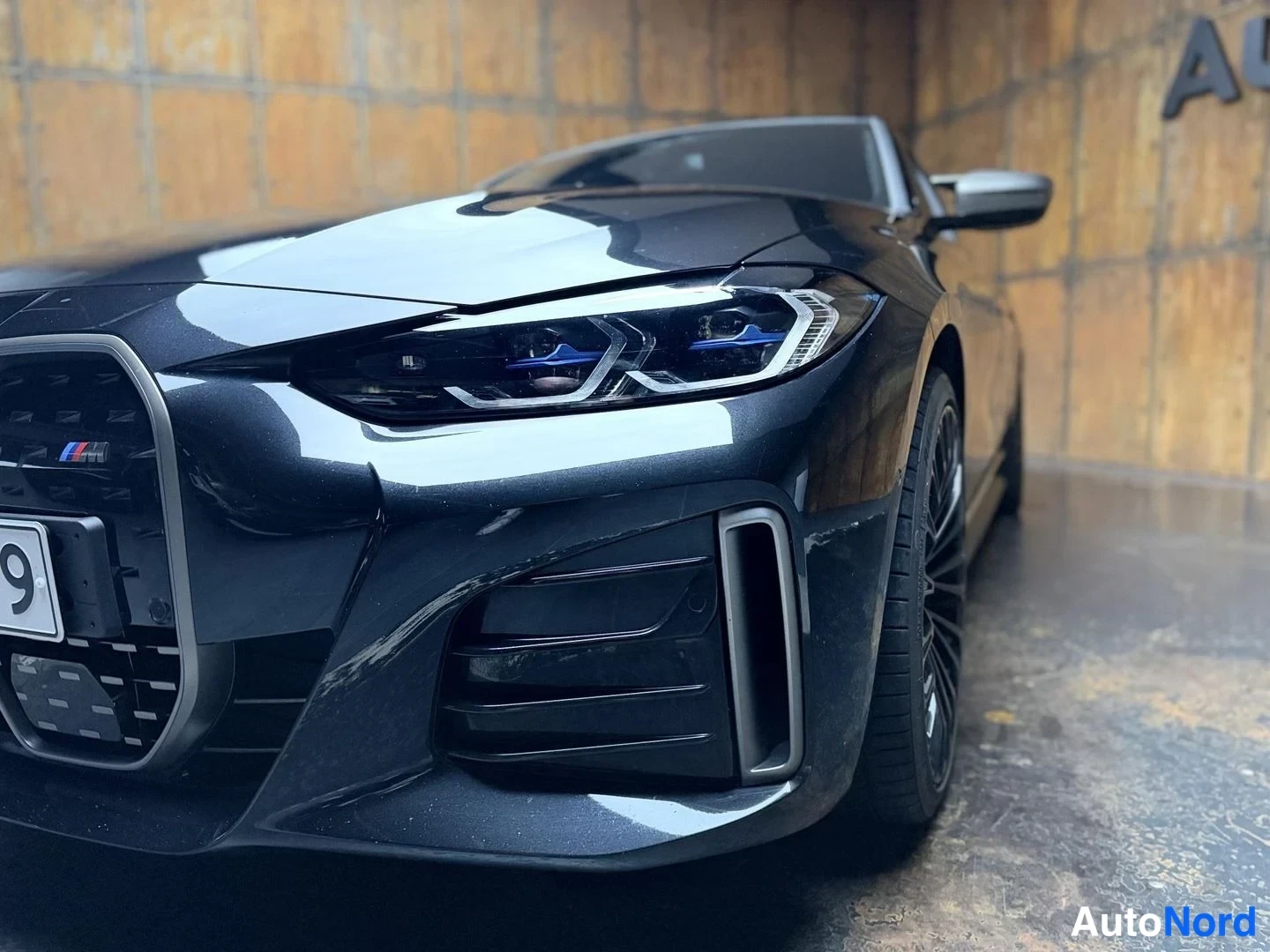 Musta BMW i4 2022, etuviisto, keula vasemmalle, kuva 3