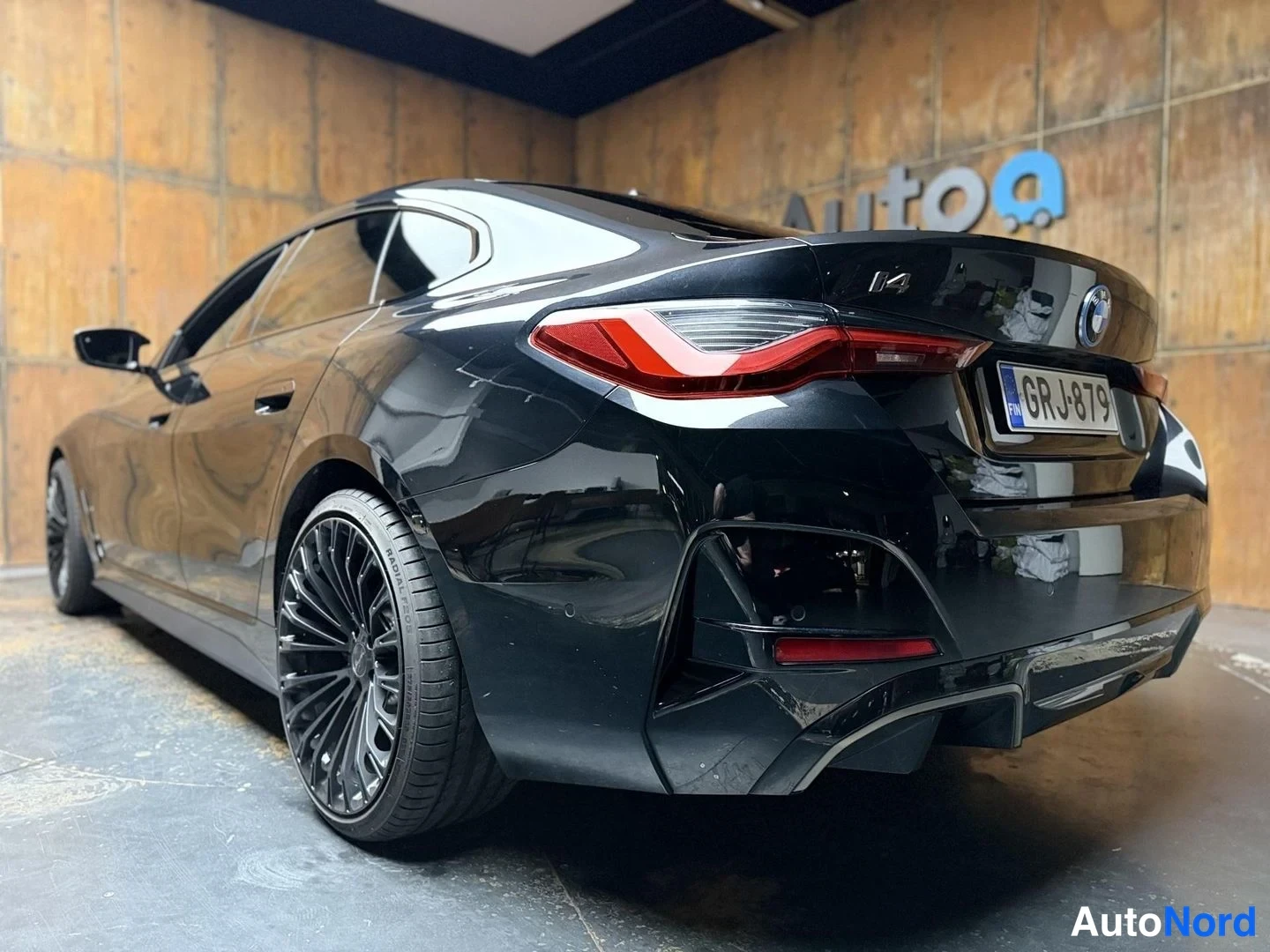 Musta BMW i4 2022, takaviisto, kuva 14