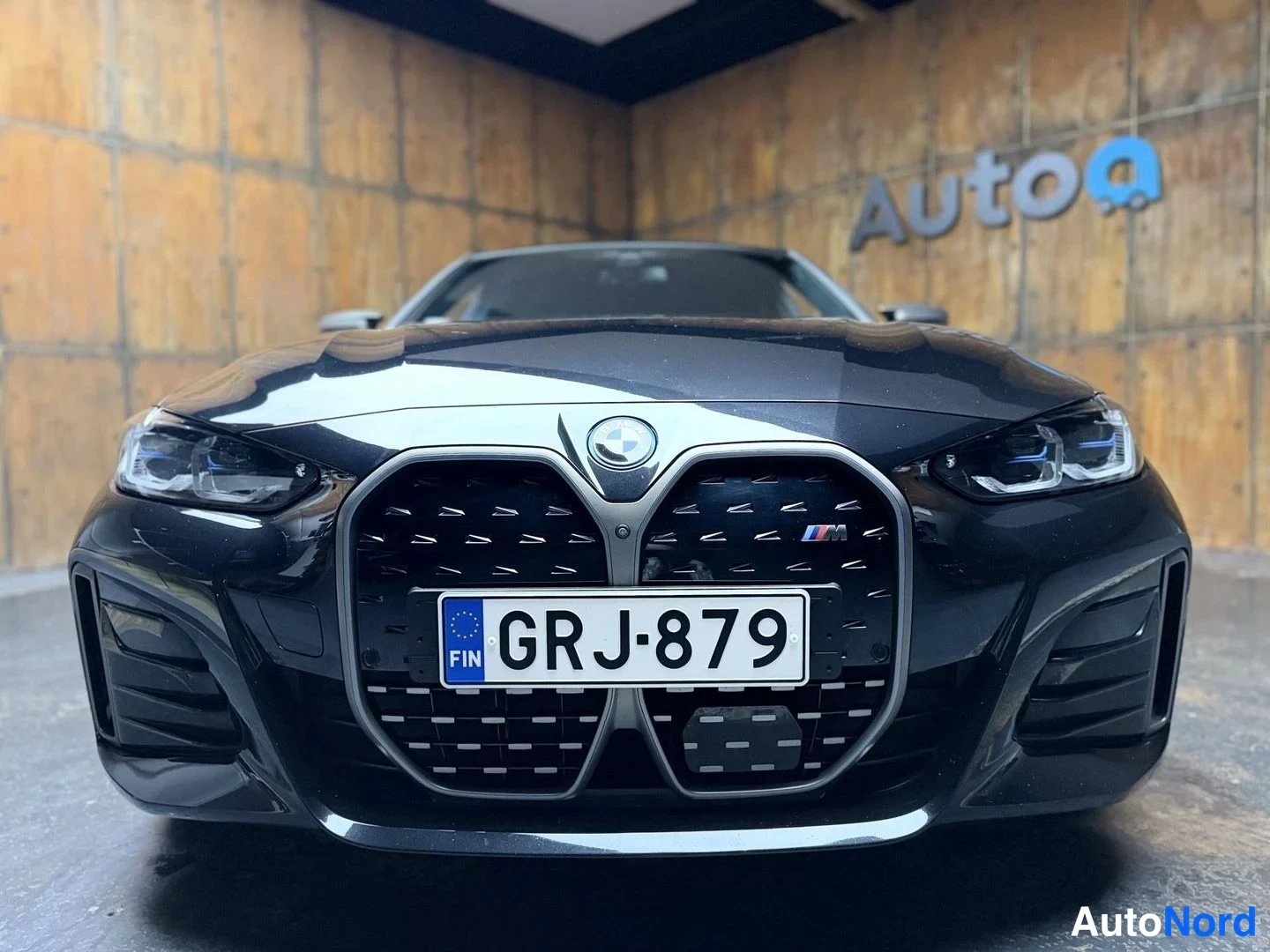 Musta BMW i4 2022, edestä, kuva 8
