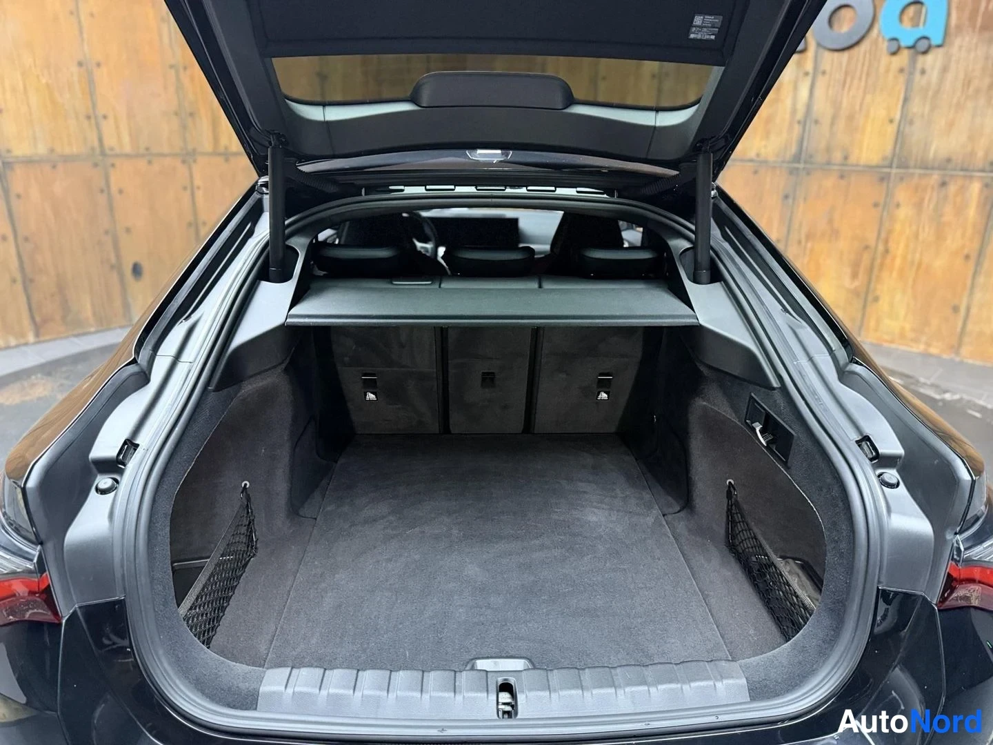 Musta BMW i4 2022, tavaratila, kuva 23
