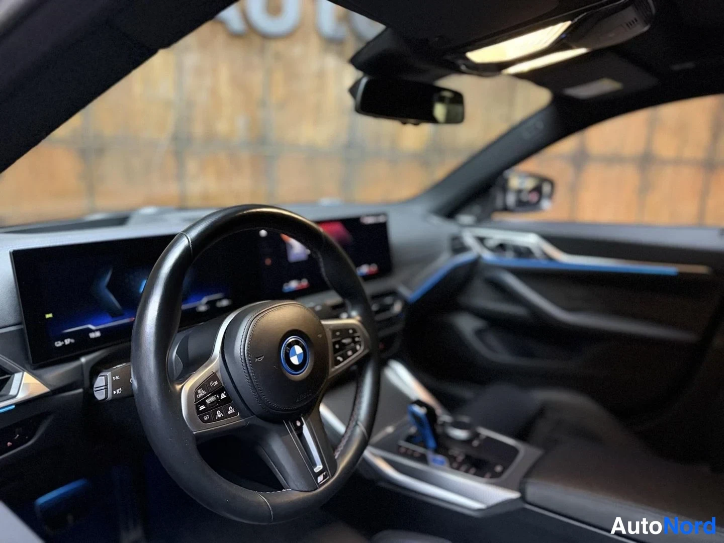 Musta BMW i4 2022, ohjaamo, kuva 17