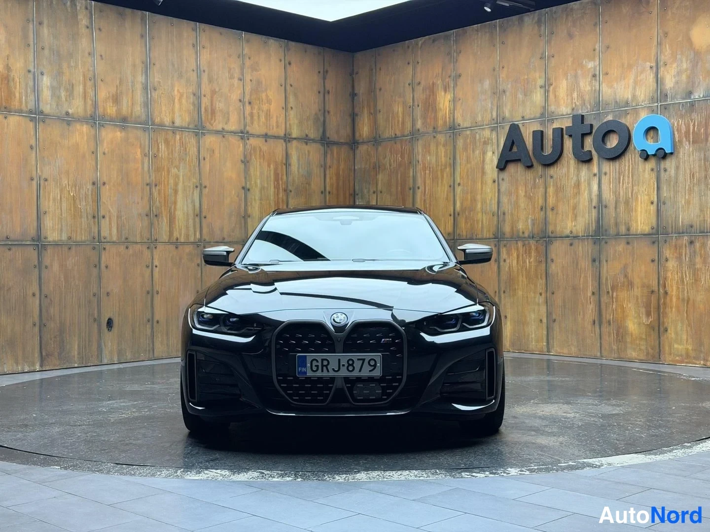 Musta BMW i4 2022, edestä, kuva 7
