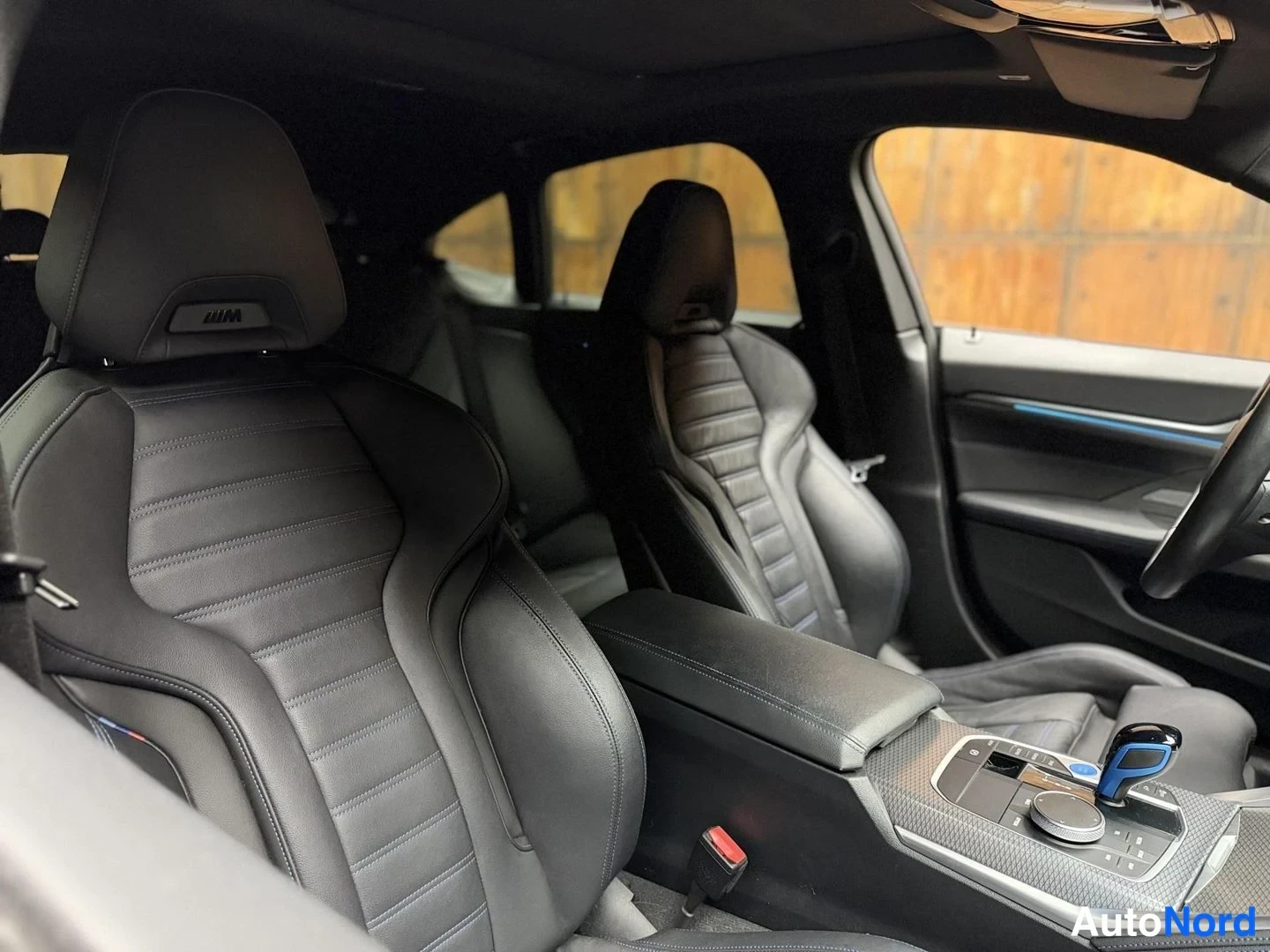 Musta BMW i4 2022, etuistuimet, kuva 19