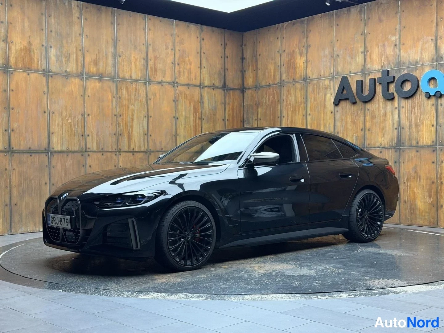 Musta BMW i4 2022, etuviisto, keula vasemmalle, kuva 2